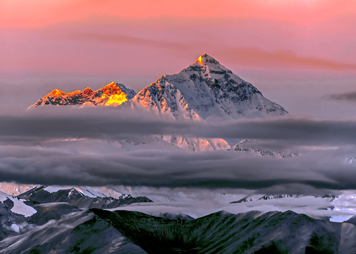 Red-Snow-of-Mount-Everest.jpg