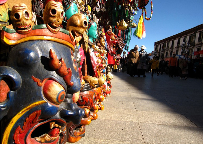 Souvenir-Selling-Tourist-Traps.jpg