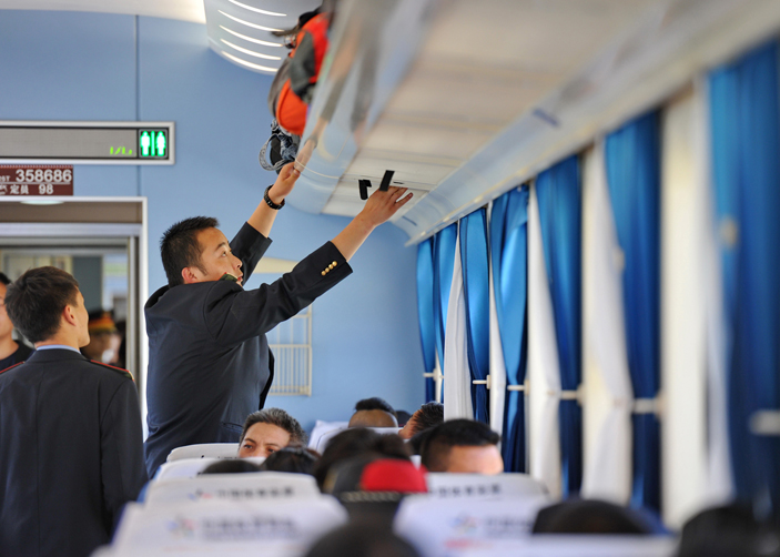 Luggage storage on Tibet train hard seat cabin