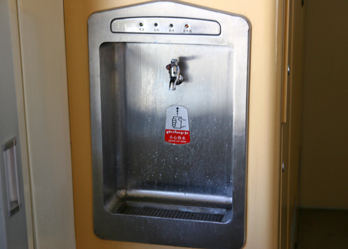 hot-water-supply-on-tibet-train.jpg